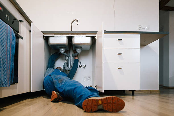 Professional Emergency Plumber technician working in Calabasas, CA